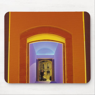 Mousepad UE, Espanha, Barcelona. Entrada iluminada perto de