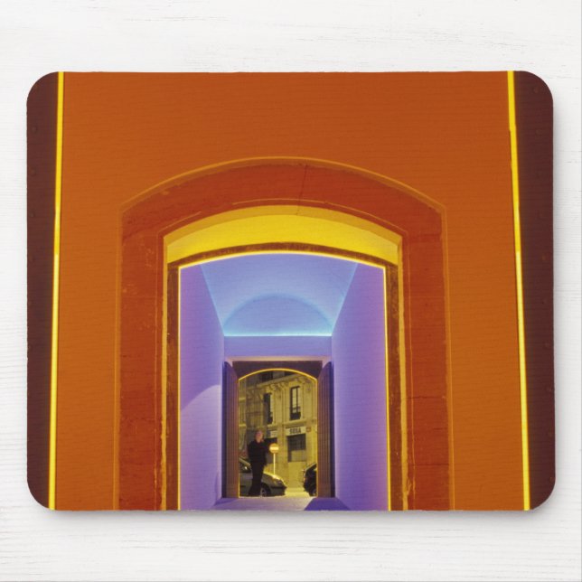 Mousepad UE, Espanha, Barcelona. Entrada iluminada perto de (Frente)