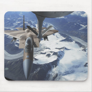 Mousepad Um avião de F-15C Eagle senta-se atrás de um