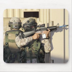Mousepad Um batedor de infantaria visa sua arma