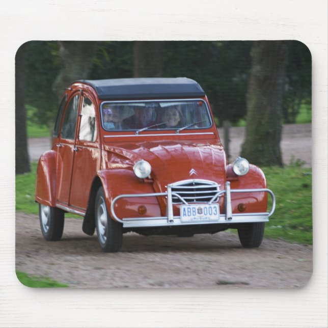 Mousepad Um carro Citroen 2CV vermelho velho com uma mulher (Frente)