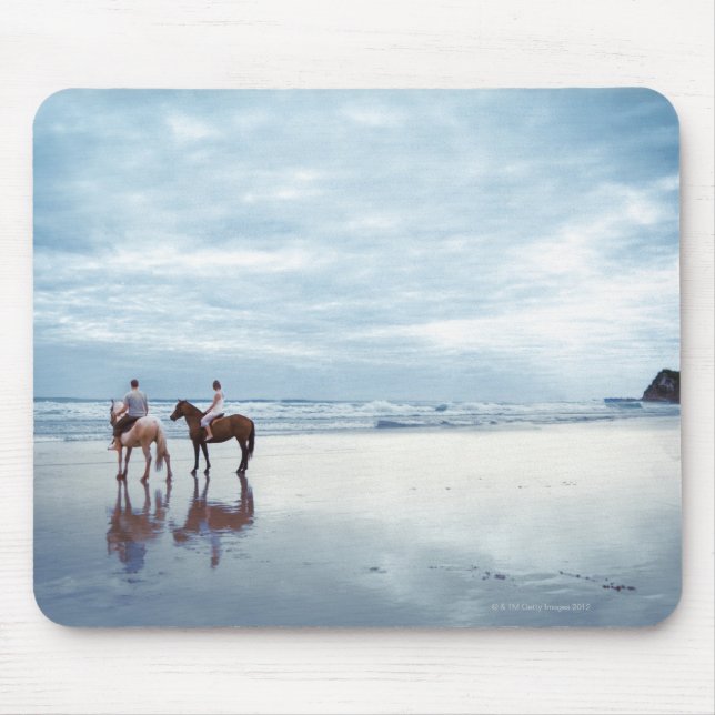 Mousepad Um casal cavalgando a praia de Parkiri em Nova (Frente)