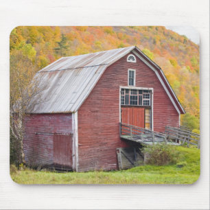 Mousepad Um celeiro nas montanhas verdes de Vermont.