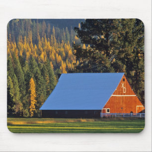 Mousepad Um celeiro vermelho agrícola construído em 1911 pe