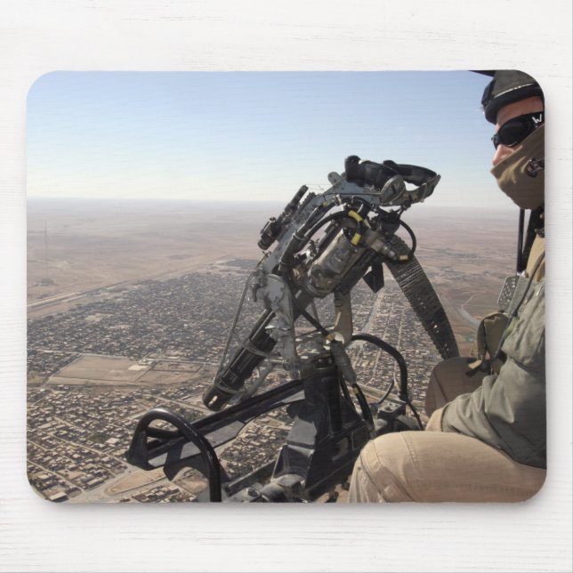 Mousepad Um chefe de tripulação procura atividade suspeita (Frente)