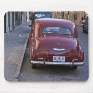 Mousepad Um clássico carro Peugeot vermelho antigo estacion