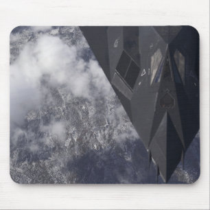 Mousepad Um F-117A Nighthawk voa alto sobre a montanha