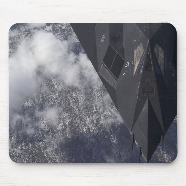 Mousepad Um F-117A Nighthawk voa alto sobre a montanha (Frente)