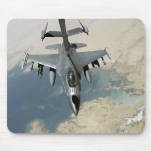 Mousepad Um falcão F-16 de combate reabastece
