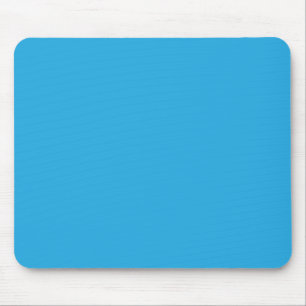 Mousepad um fundo azul com um gato preto e branco