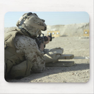 Mousepad Um fuzileiro naval ateia fogo a um rifle de
