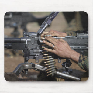 Mousepad Um fuzileiro naval carrega A M. - metralhadora