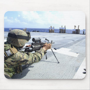 Mousepad Um fuzileiro naval dos E.U. que ajusta sua arma
