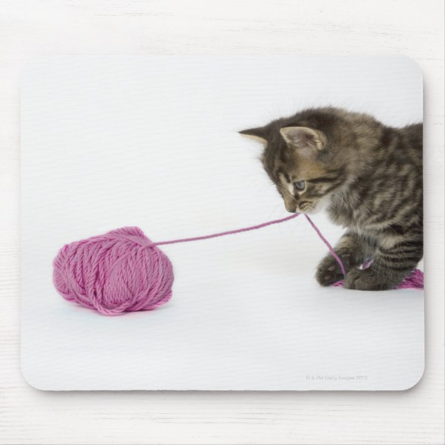 Mousepad Um gatinho jovem brincando com uma bola de (Frente)