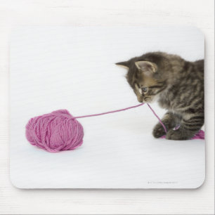 Mousepad Um gatinho novo do gato malhado que joga com uma