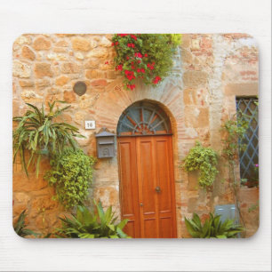 Mousepad Um gato procura entrada para casa em Pienza, Itáli