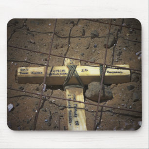 Mousepad Um grupo do reparo da estrada coloca uma cruz