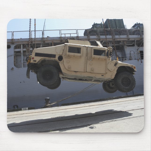 Mousepad Um guindaste levanta um Humvee M998 (Frente)