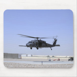 Mousepad Um HH-60G pavimenta o falcão que descola do