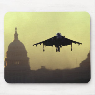 Mousepad Um jato Harrier pousando no Mall ao amanhecer com