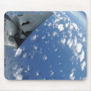 Mousepad Um KC-135 Stratotanker reabastece um espírito B-2