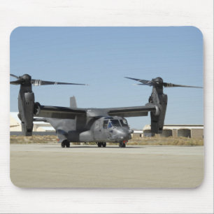 Mousepad Um Osprey CV-22 prepara-se para a decolagem