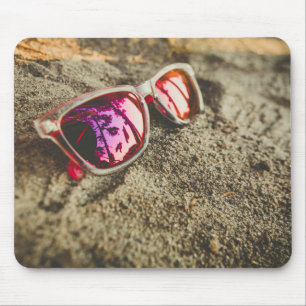 Mousepad Um par de óculos de sol elegantes na praia