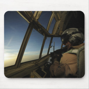 Mousepad Um piloto de Hércules C-130 examina o horizonte