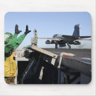 Mousepad Um prowler EA-6B é lançado da cabina de pilotagem
