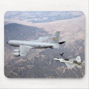 Mousepad Um raptor F-22 recebe o combustível de um KC-135