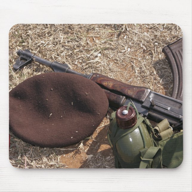 Mousepad Um rifle, cobrir militar e cantina (Frente)