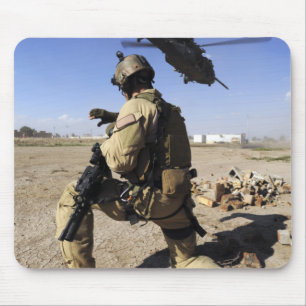 Mousepad Um soldado conduz a segurança para um HH-60