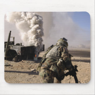 Mousepad Um soldado reage ao explos controlados