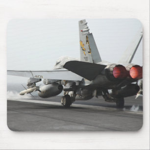 Mousepad Um zangão de F/A-18C lança-se da plataforma de v