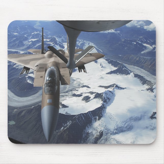 Mousepad Uma aeronave F-15C Eagle fica atrás de uma KC-135R (Frente)