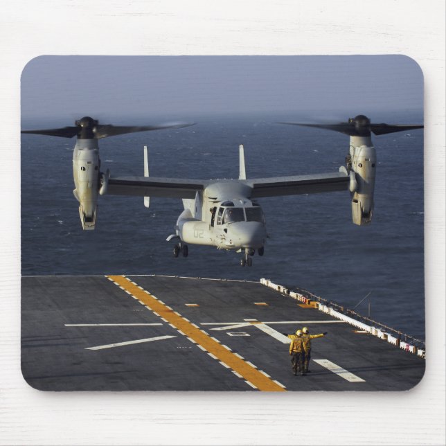 Mousepad Uma aeronave V-22 Osprey prepara-se para aterrar (Frente)