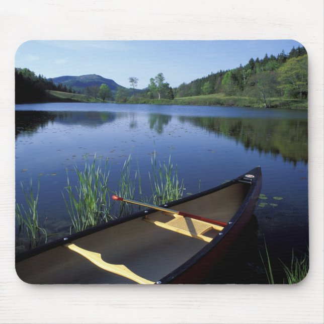 Mousepad Uma canoa repousa na margem do Little Long Pond (Frente)
