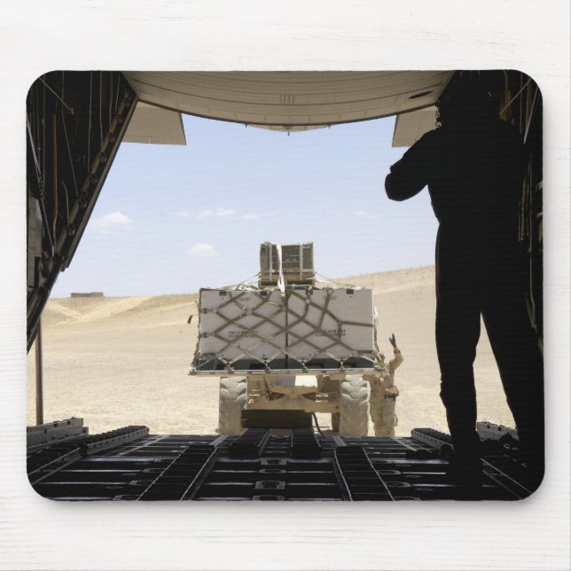 Mousepad Uma empilhadeira carrega carga em um Hércules C-13 (Frente)