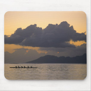 Mousepad Uma equipe de canoa outrigger pratica na costa