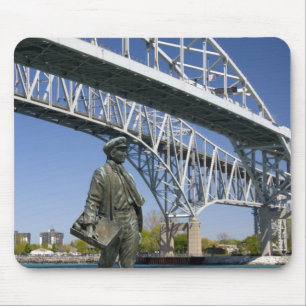Mousepad Uma estátua de Thomas Edison pelo artista local Mi