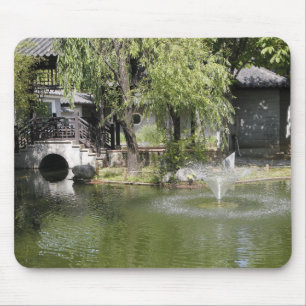 Mousepad Uma fonte mágica em um jardim chinês