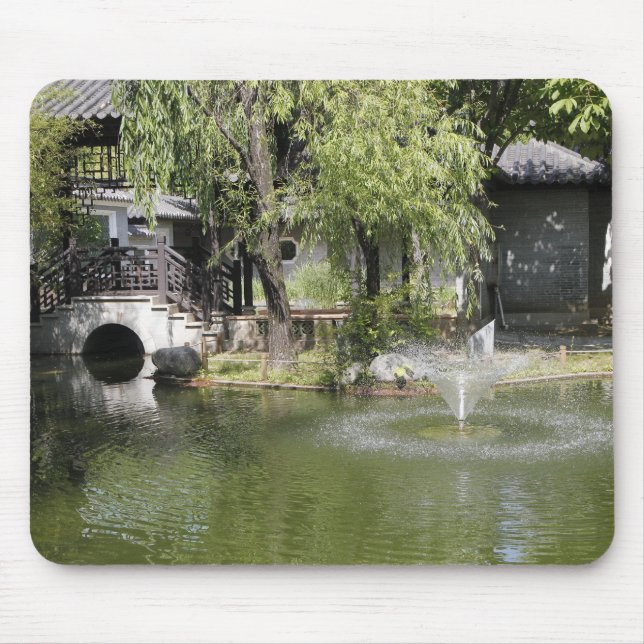 Mousepad Uma fonte mágica em um jardim chinês (Frente)