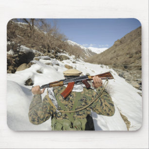 Mousepad Uma Guarda Mujahadeen caminha com o membro militar