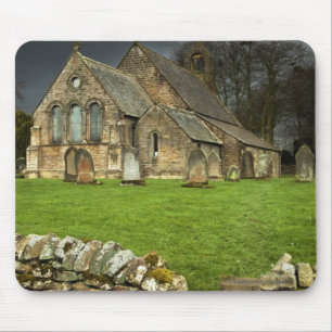 Mousepad Uma igreja velha sob um céu escuro