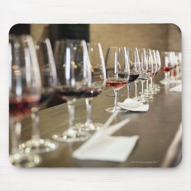 Mousepad Uma longa fileira de óculos de vinho, tão grande (Frente)