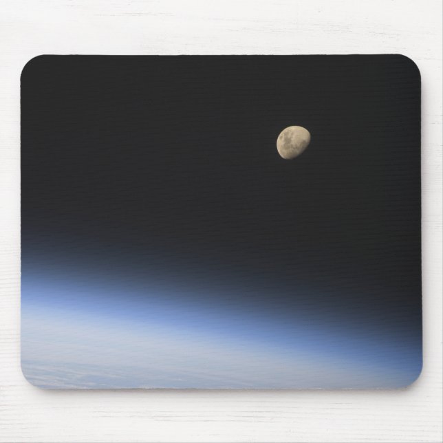 Mousepad Uma lua gigante visível acima da atmosfera terrest (Frente)