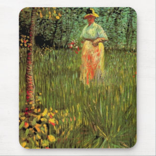 Mousepad Uma Mulher Caminhando em um Jardim por Vincent van