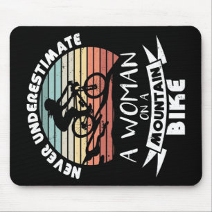 Mousepad Uma mulher numa bicicleta de montanha   Presente d
