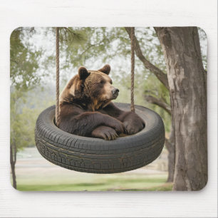 Mousepad Urso Castanho Sentado Num Baloiço De Pneus