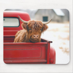 Mousepad Vaca das Terras Altas numa Picape Vermelha Retro